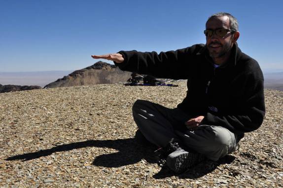 Com a mão sobre o verdadeiro pico Chacaltaya, na Bolívia